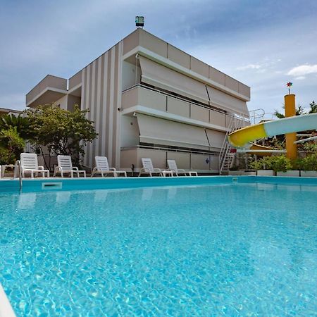Holiday Club Residence Alba Adriatica Exteriör bild