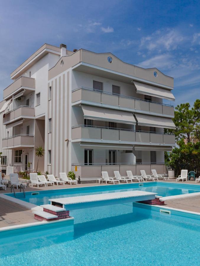 Holiday Club Residence Alba Adriatica Exteriör bild