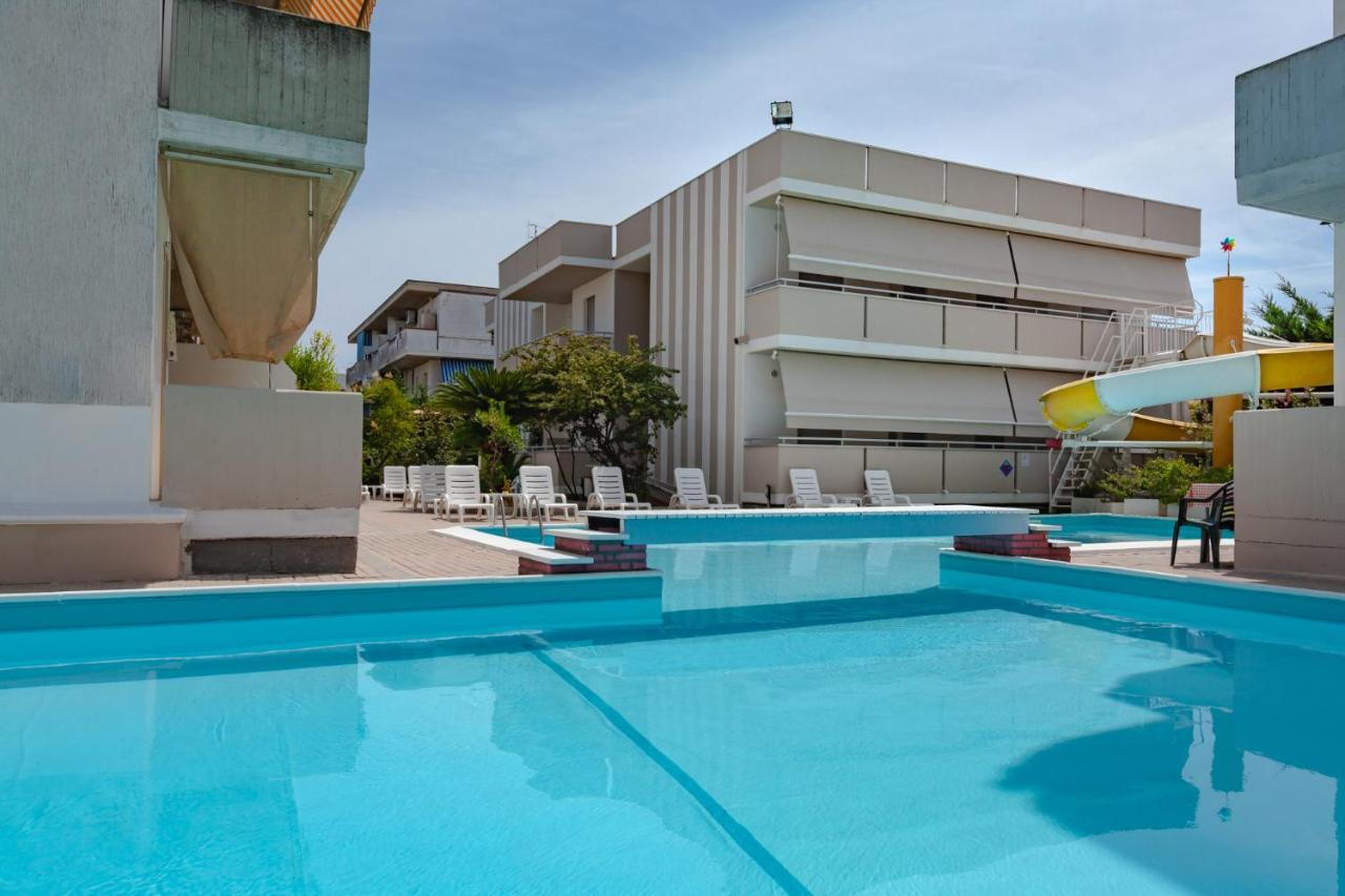 Holiday Club Residence Alba Adriatica Exteriör bild